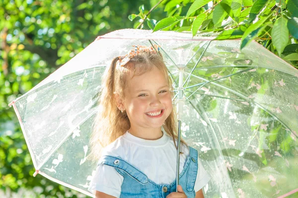 Lustiges kleines Mädchen — Stockfoto