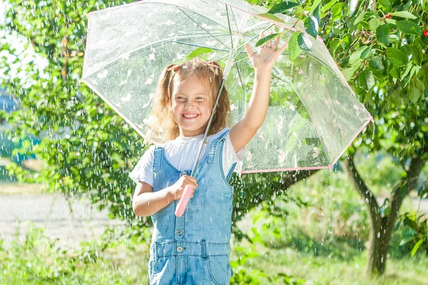 Lustiges kleines Mädchen — Stockfoto