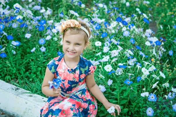 Sonriente niña — Foto de Stock