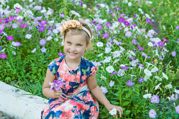 Sonriente niña — Foto de Stock