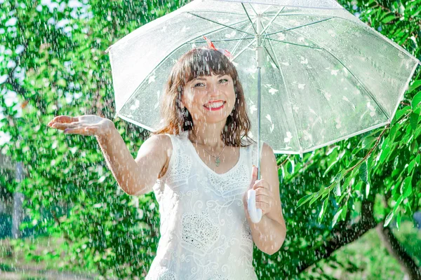 Chica divertida ummer lluvia soleada — Foto de Stock