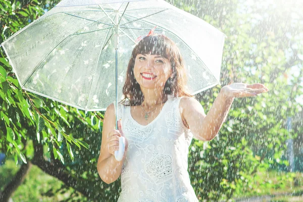 Grappig meisje ummer zonnige regen — Stockfoto