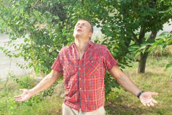 雨でぬれたセクシーな若い男 — ストック写真