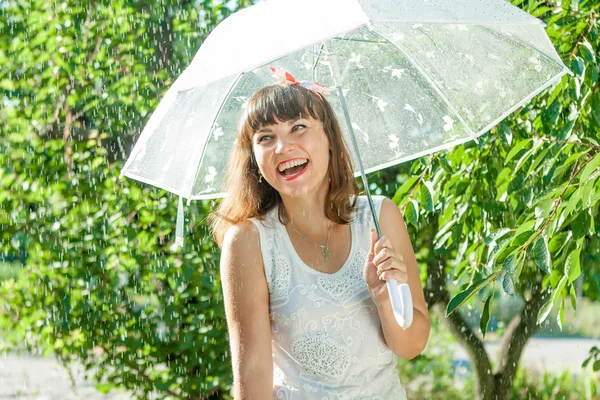 滑稽的女孩夏季晴天雨天 — 图库照片