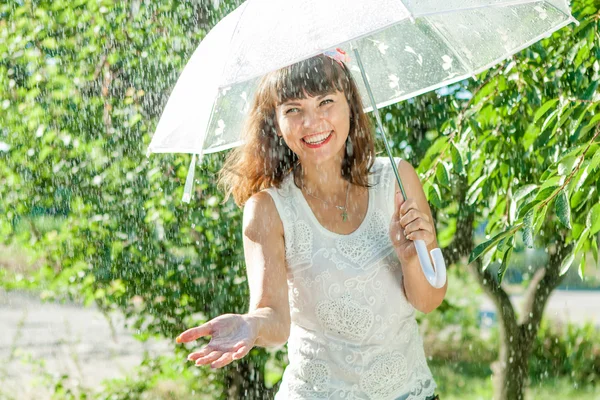Divertente ragazza estate pioggia di sole — Foto Stock
