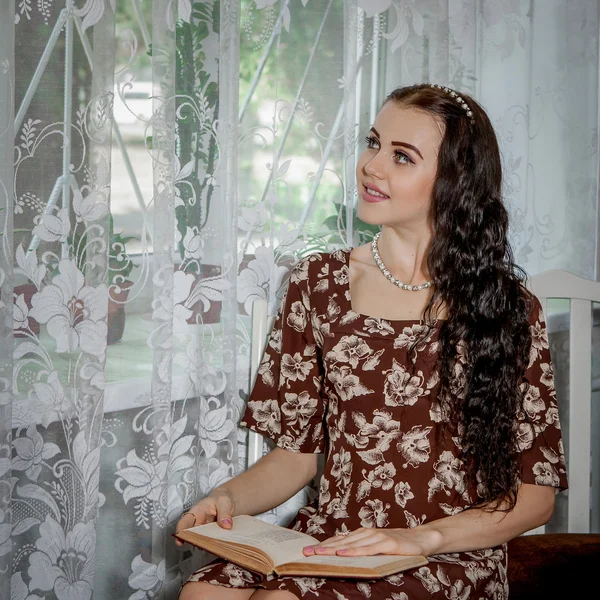 Young woman reading book — Stock Photo, Image