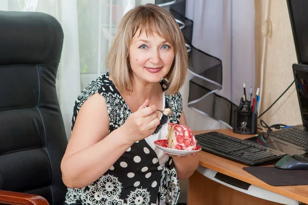 Mujer adulta con pastel — Foto de Stock