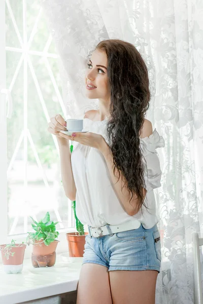 Young woman drink coffee — Stock Photo, Image