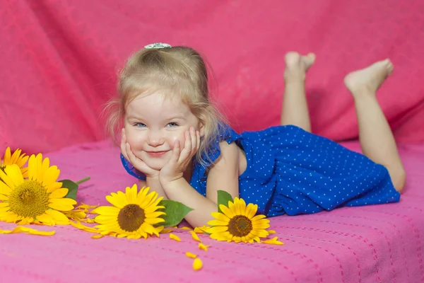 Fröhliches kleines Mädchen — Stockfoto