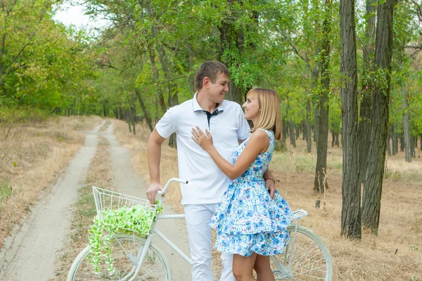 Liefdevolle man en vrouw — Stockfoto