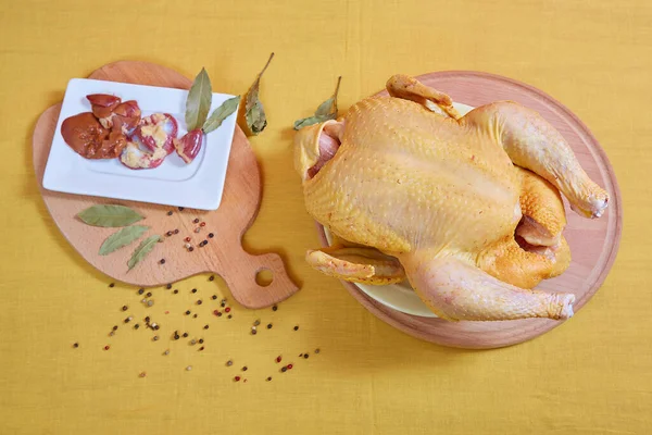 Rohe Hühner Auf Gelbem Hintergrund Zutaten Für Ein Leckeres Mittagessen — Stockfoto