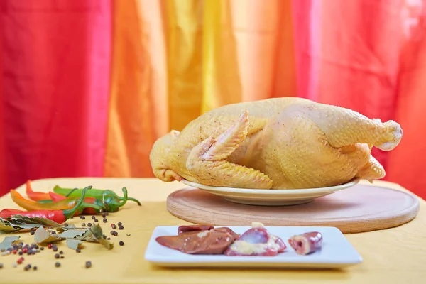 Rohe Hühner Auf Gelbem Hintergrund Zutaten Für Ein Leckeres Mittagessen — Stockfoto