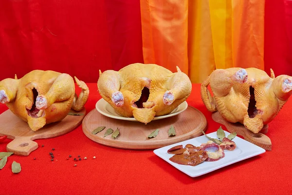 Три Сырых Курицы Красном Фоне Ингредиенты Вкусного Обеда — стоковое фото
