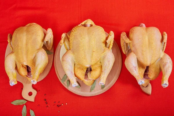 Три Сырых Курицы Красном Фоне Ингредиенты Вкусного Обеда — стоковое фото