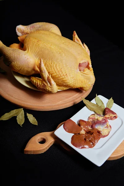 Rohe Hühner Auf Schwarzem Hintergrund Zutaten Für Ein Leckeres Mittagessen — Stockfoto