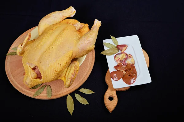 Rohe Hühner Auf Schwarzem Hintergrund Zutaten Für Ein Leckeres Mittagessen — Stockfoto