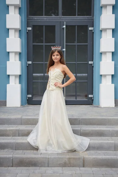 Niña Feliz Hermoso Vestido Con Una Corona Cabeza — Foto de Stock