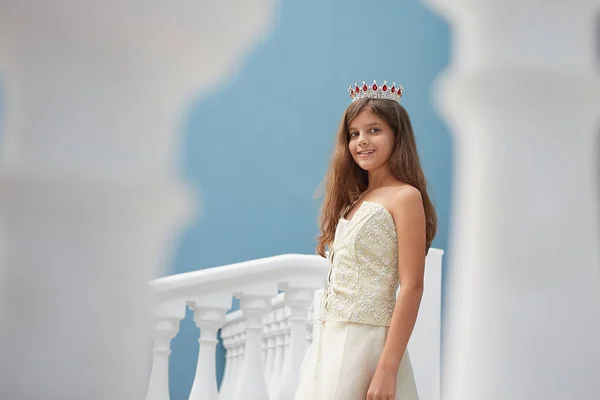 Kafasında Taç Olan Güzel Elbiseli Mutlu Küçük Kız — Stok fotoğraf