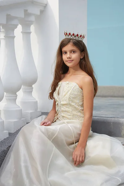 Joyeux Petite Fille Dans Une Belle Robe Avec Une Couronne — Photo