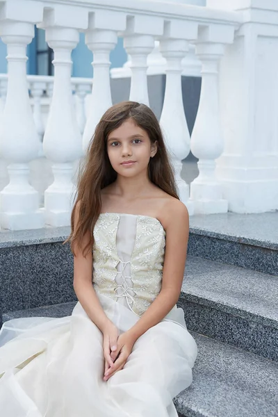 Menina Feliz Vestido Bonito Emoções Humanas Positivas Sentimentos — Fotografia de Stock