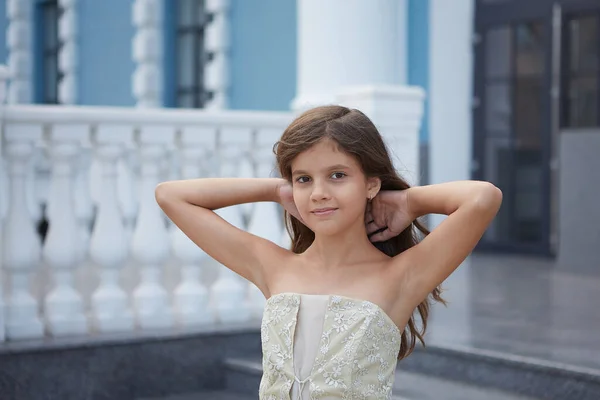 Щаслива Маленька Дівчинка Красивій Сукні Позитивні Людські Емоції Почуття — стокове фото
