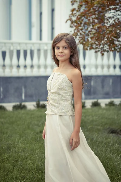 Güzel Elbiseli Mutlu Küçük Kız Olumlu Insani Duygular Duygular — Stok fotoğraf