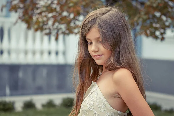 美しいドレスで幸せな女の子 肯定的な人間の感情 — ストック写真