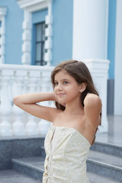 美しいドレスで幸せな女の子 肯定的な人間の感情 — ストック写真