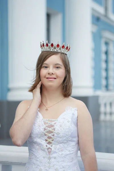 Ragazza Carina Con Sindrome Abito Sposa Emozioni Umane Positive Gioia — Foto Stock