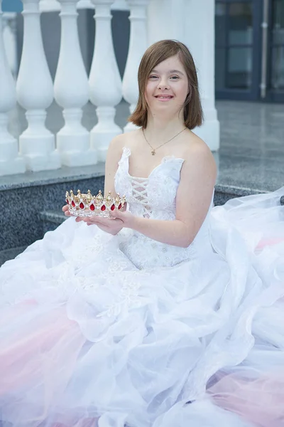 Ragazza Carina Con Sindrome Abito Sposa Emozioni Umane Positive Gioia — Foto Stock