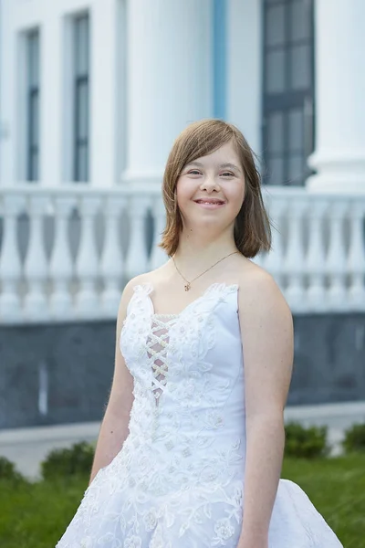 Ragazza Carina Con Sindrome Abito Sposa Emozioni Umane Positive Gioia — Foto Stock