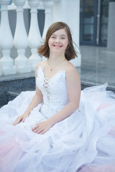Aranyos Lány Szindrómával Esküvői Ruhában Pozitív Emberi Érzelmek Öröm — Stock Fotó