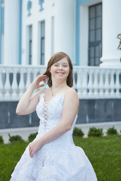 Nettes Mädchen Mit Syndrom Hochzeitskleid Positive Menschliche Emotionen Freude — Stockfoto