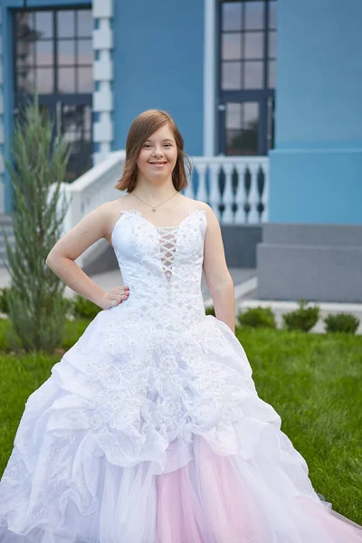 Linda Chica Con Síndrome Vestido Novia Emociones Humanas Positivas Alegría — Foto de Stock