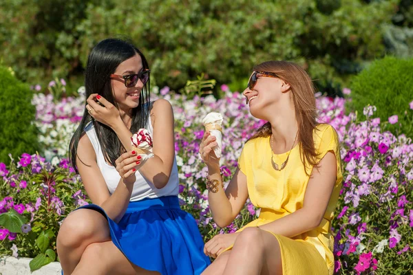 Mujeres felices amigas comiendo helado — Foto de Stock