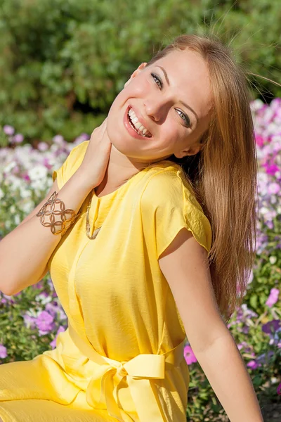 Beauty woman in nature — Stock Photo, Image