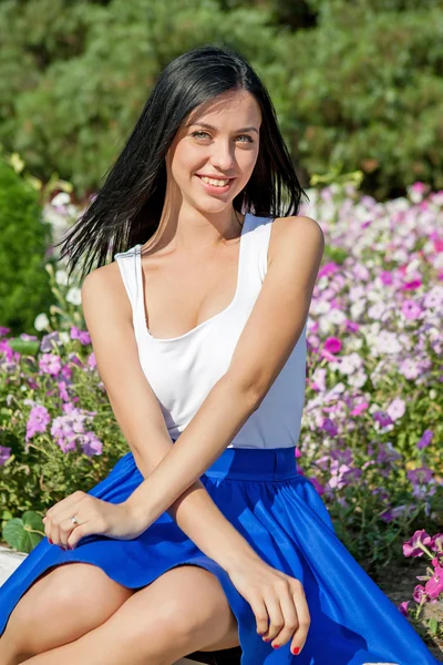 Mujer de belleza en la naturaleza — Foto de Stock