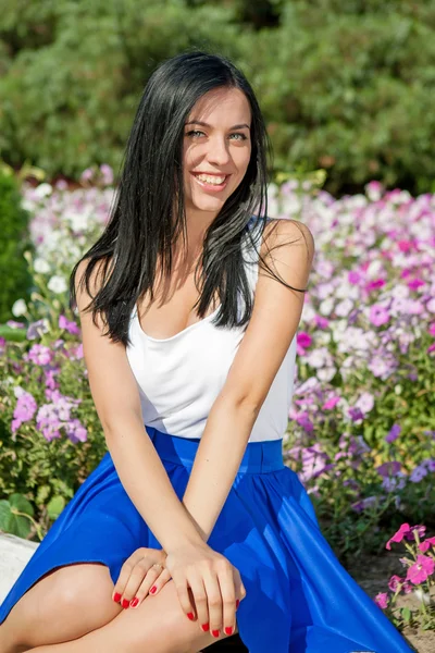 Mujer de belleza en la naturaleza — Foto de Stock