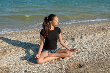 Yoga Çalışan Genç Kadın