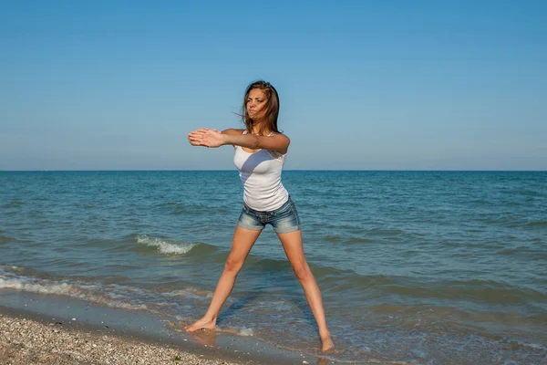 Junge Frau engagiert sich im Sport — Stockfoto