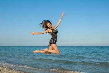 denizin üzerinde neşeli genç kız