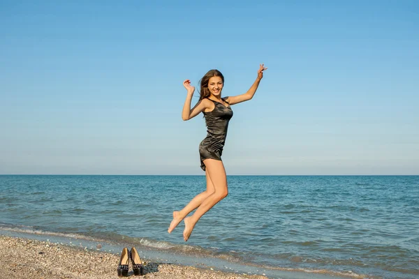 Joven chica alegre en el mar —  Fotos de Stock