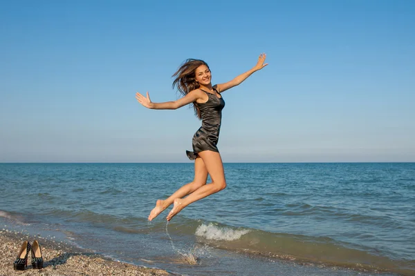 Jeune fille gaie sur la mer — Photo