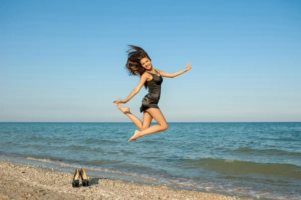 Young cheerful girl on the sea — Stock Photo, Image