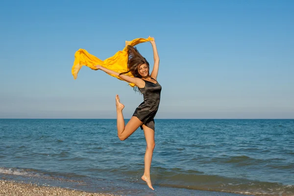 Jovem menina alegre no mar — Fotografia de Stock