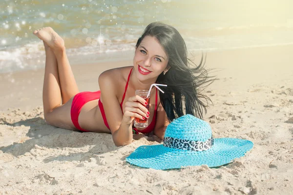 Giovane donna con cocktail fresco sulla spiaggia — Foto Stock