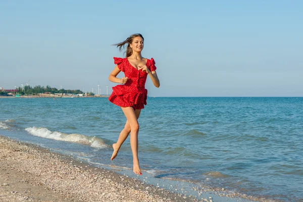 Jovem mulher corre no mar — Fotografia de Stock