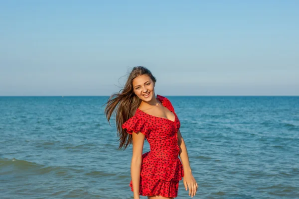 Jeune femme heureuse sur la mer — Photo