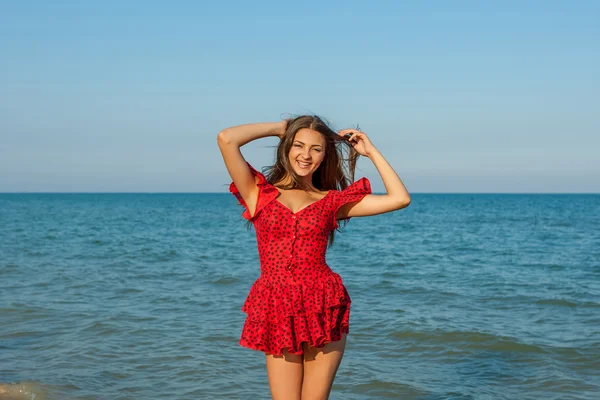 Jovem mulher felicidade no mar — Fotografia de Stock