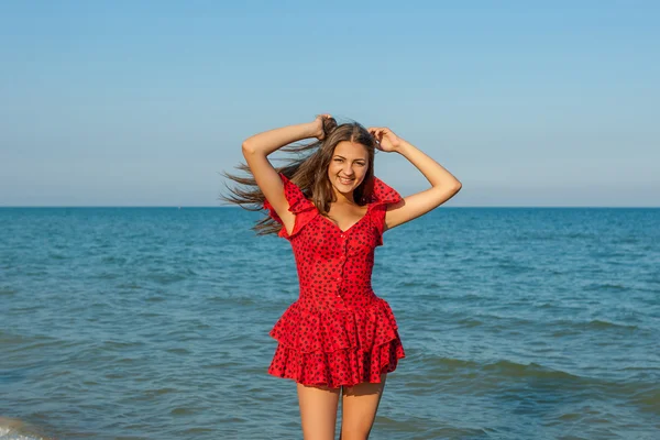 Νέοι ευτυχία γυναίκα στη θάλασσα — Φωτογραφία Αρχείου